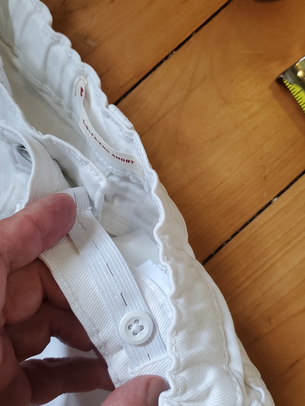 Levi's Size Adjustable White Rolled-Hem Denim Shorts - Picture 6 of 6